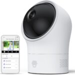 Cámara interior blanca de diseño esférico sobre base cilíndrica con frente negro y lente visible, pequeño LED indicador, rejilla de altavoz y micrófono, acompañada de un smartphone que muestra la aplicación con detección de persona, Chuango PT-300Q Cámara de Vigilancia con WiFi para Interiores- Detección de Movimiento en la Casa – Visión Panorámica, Nocturna e Inclinación – Cámara 1080P – Audio Bidireccional.