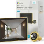 Fotografía de una mirilla digital en acabado dorado con pantalla rectangular que muestra el interior de un pasillo y un objetivo circular desmontable junto a su caja, EZVIZ Mirilla Digital de Puerta con Pantalla a Color de 4.3” Cámara Video Inalámbrico 1080P,Vista en Vivo 146°,Batería Recargable 2200mAh,WiFi 2,4GHz,NO Detección de Movimiento,NO Visión Nocturna,CP2, ideal para sustituir la mirilla tradicional y ofrecer visión en vivo sin cables.