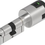 Lince – Cilindro CPLUS ALARM 35×35 cm| Bombillo de Alta Seguridad con Sensor Alarma Integrado de 100dB | Protección Anti-Bumping y Anti-Taladro | Incluye 5 Llaves XL | Acabado níquel, cilindro de perfil europeo visible en la imagen con cuerpo cilíndrico metálico de acabado níquel, mando giratorio robusto en un extremo con pestañas negras y un pequeño indicador verde, juntas y ranuras para montaje y un diseño compacto orientado a la seguridad.