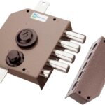 Caja metálica marrón texturizada de cerradura con bocallave y pomo negro, cuatro bulones cilíndricos cromados y placa de cierre independiente, Mottura SER.4M.C/S.C/C.DX 60 S/ASTE – Cerradura Triple, orientación derecha