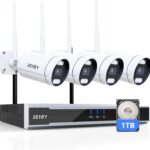 Cuatro cámaras tipo bala blancas con antenas colocadas sobre un NVR negro y plateado con logotipo REIGY y luces indicadoras, acompañadas de un icono de disco duro, REIGY 5MP Kit Camara de Vigilancia WiFi Exterior con Disco Duro de 1TB, Sistema de Seguridad IP Interior 4X 1920P CAM y 16CH NVR, Visión Nocturna,Audio Bidireccional Detección Movimiento, muestran un sistema de seguridad completo para vigilancia interior y exterior.