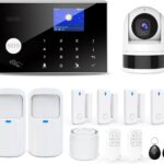 Sistema de Alarma doméstica con Cámara, Kit de Alarma Casa WiFi + gsm con Aviso App Teléfono, Sensor de Puerta/Ventana, Telecomando para Casa, Apartamento(13 Pieza) visible en la imagen que muestra una central táctil con pantalla y teclado numérico y botón SOS, una cámara domo motorizada WiFi, dos detectores de movimiento PIR, varios sensores magnéticos de puerta/ventana, una sirena compacta y mandos a distancia junto a llaveros RFID para control remoto y monitorización por aplicación.