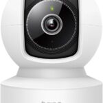 Cámara de vigilancia blanca tipo domo con base redondeada y lente central negra con anillo de enfoque y pequeño indicador LED, logotipo "tapo" visible en la parte frontal, Tapo C232 Cámara de Vigilancia WiFi 360° 3K 5MP, Seguimiento de Movimiento, Detección y Notificaciones Inteligentes de IA, Visión Nocturna Mejorada, Compatible con Alexa y Google Assistant, vista frontal nítida ideal para descripciones accesibles y SEO.