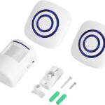 Conjunto blanco de seguridad compuesto por dos receptores cuadrados con anillos LED azules, un transmisor detector de movimiento tipo sensor y accesorios de montaje, diseñado para alertas y entrada de visitantes, Timbre Inalámbrico Detector De Movimiento Timbre Eléctrico De Puerta 36 Melodías Alarma De Seguridad con Transmisor Y Receptor para El Hogar Oficina Hotel Boutique Tienda(1+2 EU) ideal para instalación en puertas interiores y locales comerciales.
