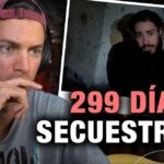 Miniatura de vídeo dividida que muestra a un creador con auriculares y gesto preocupado con la mano en la boca reaccionando a la imagen en penumbra de un hombre con barba en una habitación descuidada y el texto sobreimpreso '299 DÍAS SECUESTRADO', Territorio Pampliega Antonio testigo intento desalojo tenso