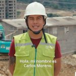Trabajador con casco y chaleco en obra junto a excavadora, imagen sobre vecinos detienen okupación en localidad de Baleares tras conflicto