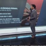 Presentador en estudio frente a pantalla informativa sobre el nuevo código penal, ilustrando 'El PP propone en el Senado eliminar delito de coacciones a okupas'