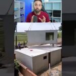 Imagen vertical dividida que muestra en la parte superior a un presentador frente a estanterías iluminadas en tonos azules hablando ante un micrófono y en la parte inferior una grúa izando un módulo prefabricado de hormigón para colocarlo sobre otra estructura en un paisaje rural con operarios guiando la maniobra, Encuesta sobre la necesidad de agilizar construcción y desalojo en España