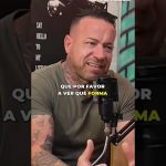 Hombre tatuado de camiseta verde hablando y gesticulando frente a un micrófono de podcast en un estudio con fondo mural y subtítulos sobre la conversación, Disminuyen las denuncias por okupación en Alicante y crece el uso de desokupas.