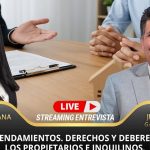Imagen promocional de una entrevista en vivo sobre arrendamientos que muestra a dos presentadores sonrientes frente a un escritorio con un portapapeles, manos juntas y una maqueta de vivienda, diseñada para transmitir asesoría legal y recursos para propietarios e inquilinos y optimizada para SEO y accesibilidad, Justicia anula desahucio por falta de negociación del propietario, derechos y deberes ante el desalojo.