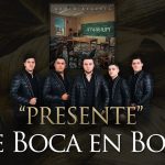 Imagen promocional de una banda de cinco integrantes vestidos con trajes negros brillantes posando frente a un fondo oscuro que muestra la portada de un disco y los textos "PRESENTE" y "DE BOCA EN BOCA", Tensión entre okupa violento y En boca de todos sobre seguridad