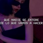 Mujer de cabello corto y labios rojos con antifaz negro y vestido oscuro reclinada en un sofá bajo iluminación morada y texto superpuesto en blanco que dice "QUE NADIE SE ENTERE DE LO QUE VAMOS A HACER", Audiencia ordena desalojo de hotel okupado en sur de Tenerife