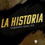 Portada elegante de fondo negro con motivos ornamentales y grandes letras doradas que dicen "LA HISTORIA" y subtítulo "VERSIÓN DELUXE", salpicaduras doradas, un rostro apenas visible en la esquina superior y el nombre del autor Luis Antonio López en la parte inferior; Georgette, jubilada de 78 años, enfrenta problemas tras reforma en su casa.