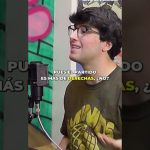 Joven con gafas hablando frente a un micrófono en estudio, imagen para Xove ante la okupación y su impacto en la justicia y derechos