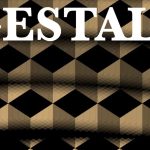 Cartel visual con la palabra GESTALT en letras blancas grandes sobre un fondo geométrico de rombos y cubos en tonos beige y negro, con una pequeña rosa de los vientos roja y azul en la esquina inferior izquierda, transmitiendo un mensaje alarmante: 'Gobierno busca desahuciar tu casa con ayuda de okupas'.