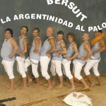 Grupo de hombres en fila sobre arena con camisetas celestes y flotadores, La Soledad Norte: Okupación, edificios tapiados y seguridad