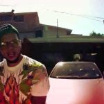 Hombre con gorra y gafas junto a autos en un garaje, La razón detrás de los eventos actuales