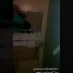 Imagen vertical y oscura que muestra a dos personas de pie junto a una ventana con cortinas y un ventilador de techo visible, con la leyenda 'Okupa una casa en Murcia y obliga a matrimonio a vivir en garaje