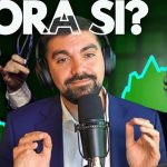 Primer plano de un presentador con auriculares y micrófono gesticulando en una miniatura, acompañado por otro hombre riendo, un mapa regional coloreado a la izquierda y un gráfico de líneas verdes al fondo, ilustrando el tema 'Viviendas okupadas en España y comunidades más afectadas'.