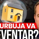 Miniatura que muestra una casa amarilla en miniatura dentro de una burbuja a punto de ser pinchada por una mano con un alfiler, sobre bandas rojas y blancas con texto que alerta sobre la burbuja inmobiliaria y el rostro serio de un hombre a la derecha — Descubre el sorprendente piso surrealista en el Coso de Zaragoza que está okupado y ¡vale 800.000 euros!