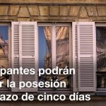 Fachada de edificio de piedra con tres ventanas de contraventanas blancas y cristales reflectantes, texto superpuesto que indica "Los ocupantes podrán justificar la posesión en un plazo de cinco días" y referencia informativa "Incendio en casa okupa por corte de agua tras DANA en Murcia".