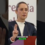 Mujer de mediana edad con el cabello recogido y expresión seria dando un discurso desde un atril frente a dos micrófonos y levantando dos dedos en gesto enfático, con un fondo de texto desenfocado, Xove enfrenta la ocupación ilegal de viviendas.