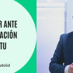 Hombre con traje y corbata verde junto a texto informativo sobre qué hacer ante una ocupación ilegal; El Constitucional protege a mujer que compró vivienda con okupas
