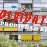 Edificio residencial de varias plantas con balcones, persianas y toldos amarillos, árboles en primer plano y sobre la fachada un gran rótulo rojo con la palabra OLVÍDATE y letras blancas inclinadas, Detienen a cuatro okupas por robo con fuerza en lonjas vacías, descripción accesible y optimizada para SEO que destaca la fachada urbana y la cartelería llamativa.