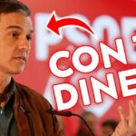 Hombre hablando en un atril con micrófono, gesto de mano y fondo rojo con texto blanco grande "CON TU DINERO" y una flecha señalándolo, imagen tipo miniatura que acompaña la noticia Justicia en Gerona obliga a propietarios a devolver casa a okupas