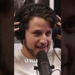 Primer plano de una persona joven con auriculares ajustándose mientras habla frente a un micrófono en un estudio de podcast, con el texto LA VILLA superpuesto sobre la imagen y una expresión concentrada y amistosa, Revuelta ciudadana en Galicia contra la okupación y okupas