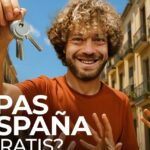 Persona sonriente sostiene un manojo de llaves frente a fachadas urbanas con banderas españolas y manos extendidas hacia ella, imagen sobreimpresa con texto informativo sobre okupas y orientación inmobiliaria, Venta de piso con okupa en España, una oportunidad en alza