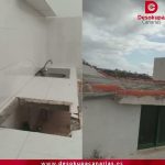 Imagen partida que muestra a la izquierda una encimera de azulejos con fregadero y un gran hueco que expone la estructura interior, y a la derecha una fachada blanca con ventana de marco verde y tejado de tejas rojizas y canalón deteriorado bajo un cielo nublado, con el logo de Desokupa Canarias visible, Desalojo inminente del hotel okupado en Tenerife en crisis