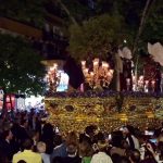 Multitud rodea un paso procesional dorado en la calle de noche; Pelea en plaza de Gavidia por casa okupa deja dos heridos