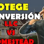 Miniatura de vídeo con fondo de casas victorianas y texto grande que dice PROTEGE TU INVERSIÓN LLC vs HOMESTEAD, mostrando a un hombre trajeado con expresión de sorpresa en primer plano, Pareja detenida en Langreo por alquilar pisos okupados