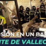 Bomberos de Madrid con cascos y equipo de intervención trabajan entre escombros, ladrillos y mobiliario derribado dentro de un local colapsado en Puente de Vallecas, Desalojo de solar okupado en Puente de Vallecas para tranquilidad