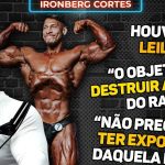 Presentador de podcast con auriculares y micrófono junto a un culturista posando; Patro sufre okupación por la cuidadora de su tío y alquila habitaciones