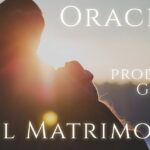 Pareja abrazada vista de espaldas frente al sol en un atardecer con destellos de lente y texto blanco superpuesto que dice "Oración para problemas graves en el matrimonio", transmitiendo esperanza y consuelo, Explosión de alegría por recuperar casa ocupada de Josefina.