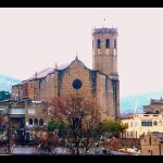 Iglesia y edificios del casco urbano en Cataluña, imagen relacionada con Okupa multirreincidente en Cataluña con 225 denuncias y sin prisión