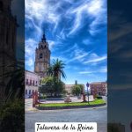 Plaza soleada de Talavera de la Reina con torre e iglesia de piedra, palmera y banco en primer plano bajo un cielo azul nítido, descripción accesible y optimizada para SEO que incluye la frase 'Concejal socialista de Talavera pide dinero para dejar vivienda okupada'.