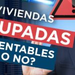 Imagen tipo miniatura con texto llamativo sobre viviendas ocupadas que pregunta si son rentables, mostrando a un presentador serio a la derecha, un triángulo de advertencia, luces policiales azules y rascacielos de fondo, enfocada en Nuevas preferencias de okupas: viviendas de nueva construcción y casas de campo